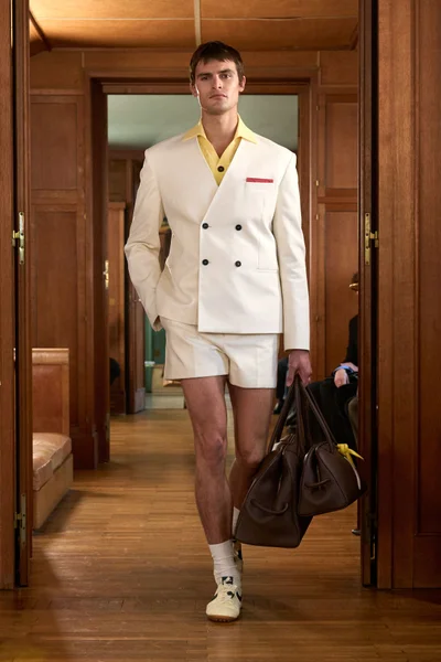 Look 18